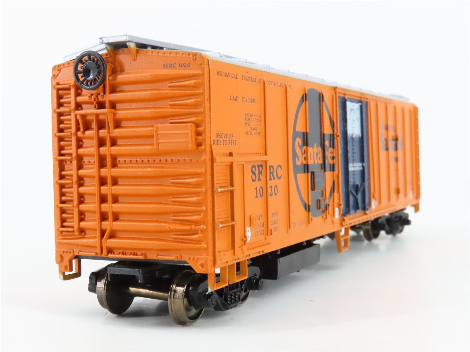 HO Scale Athearn 1637 SFRC ATSF Santa Fe 50' Mech Reefer #1020 - Upgraded