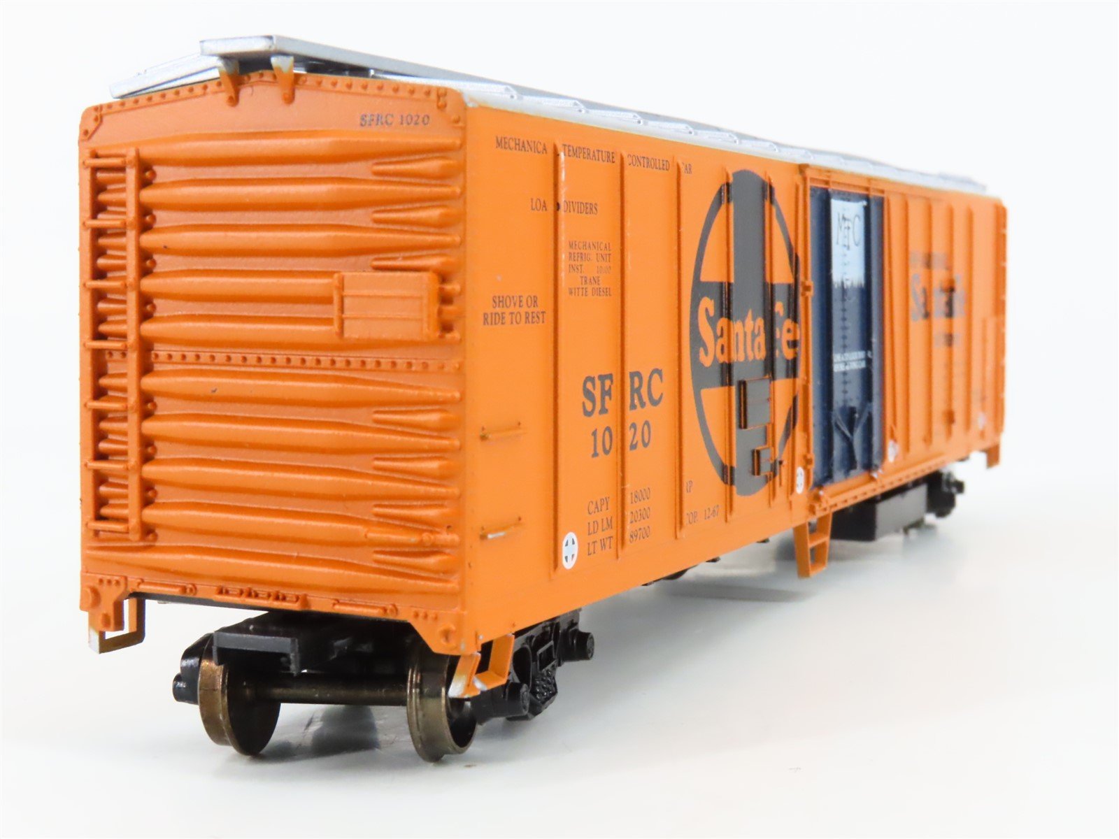 HO Scale Athearn 1637 SFRC ATSF Santa Fe 50' Mech Reefer #1020 - Upgraded