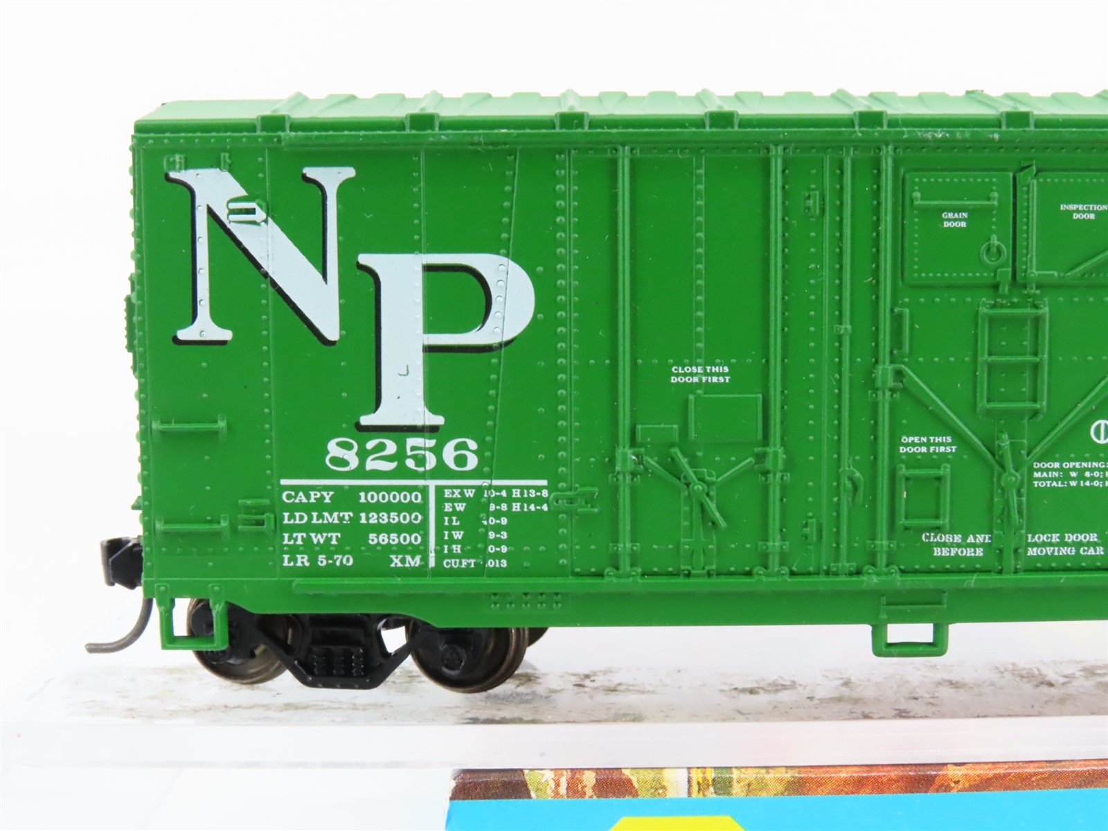 HO Scale Athearn 2093 NP Northern Pacific 40' Grain Box Car #8256 - Upgraded