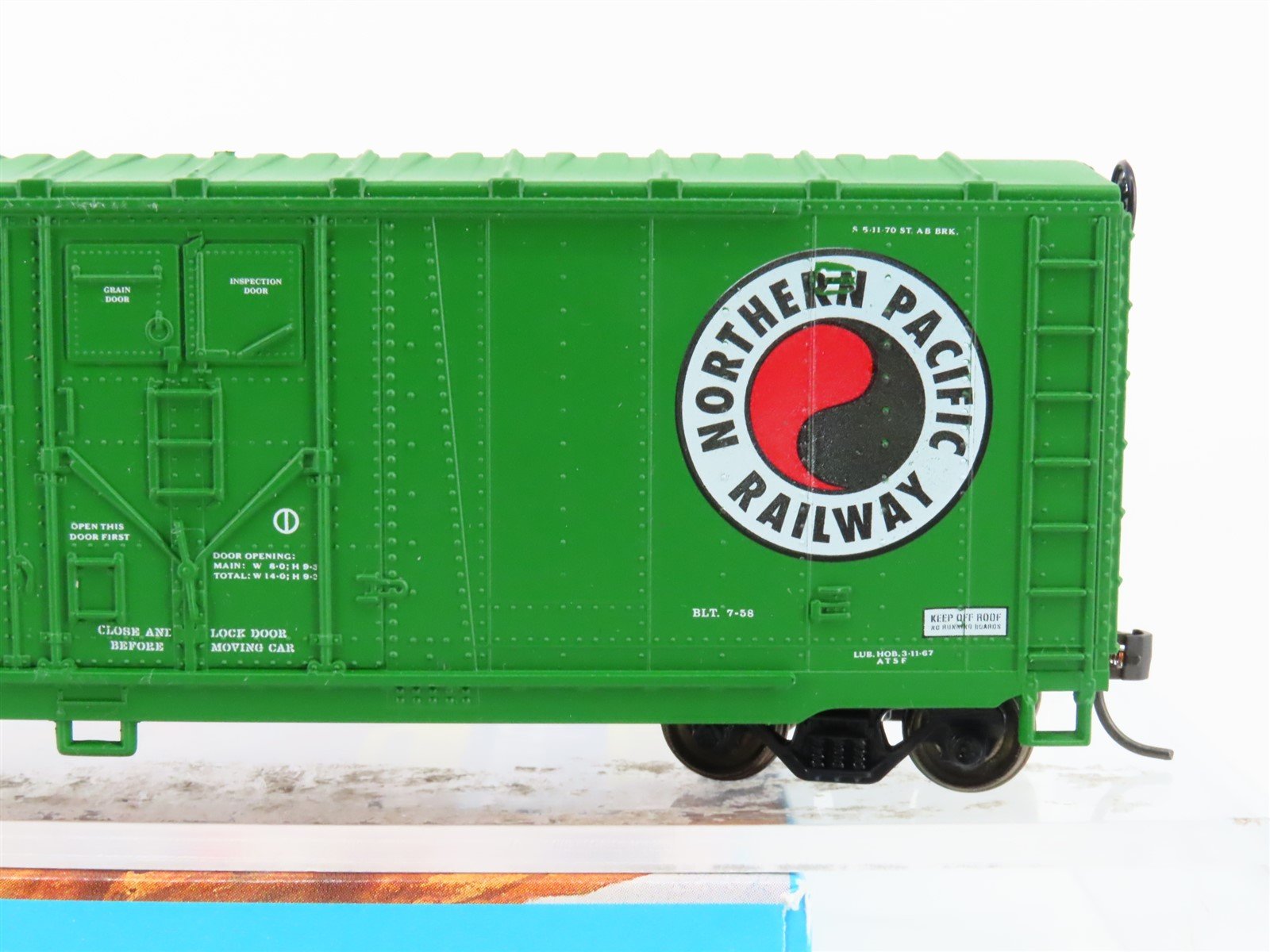 HO Scale Athearn 2093 NP Northern Pacific 40' Grain Box Car #8256 - Upgraded