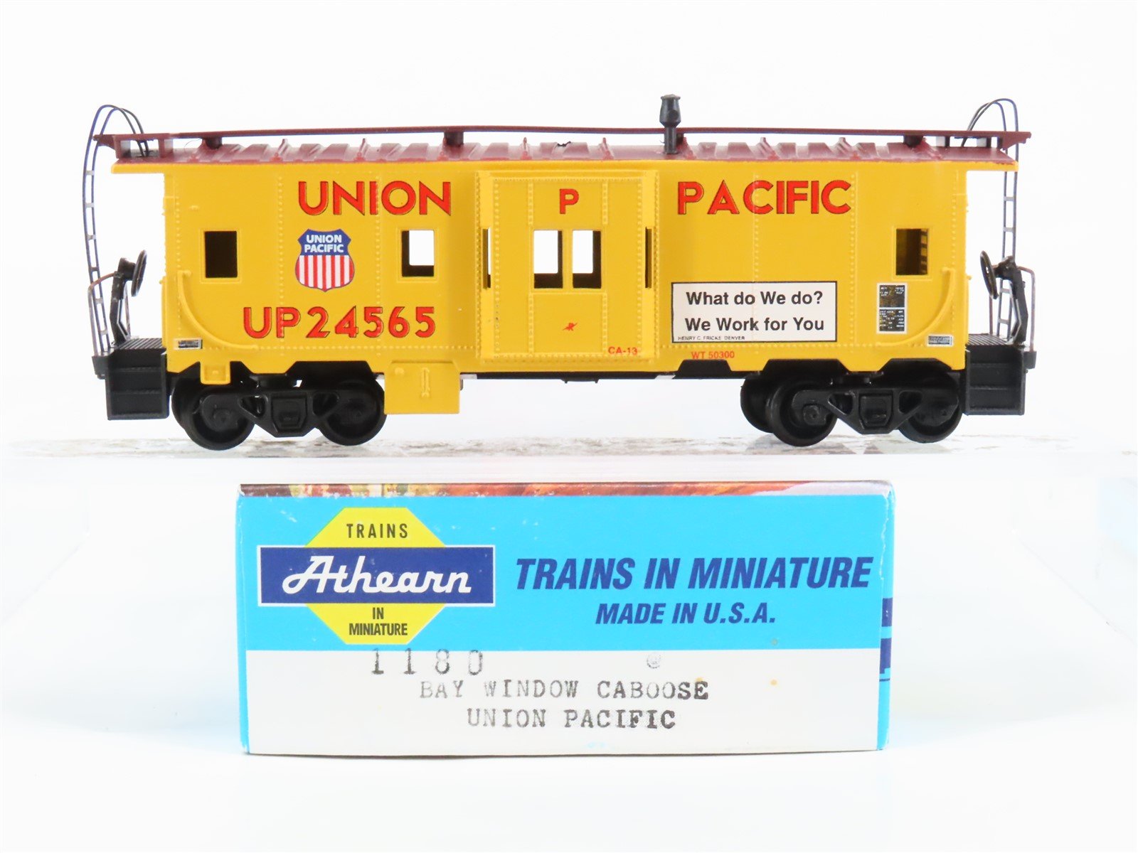 HO Scale Athearn 1180 UP Union Pacific Bay Window Caboose #24565