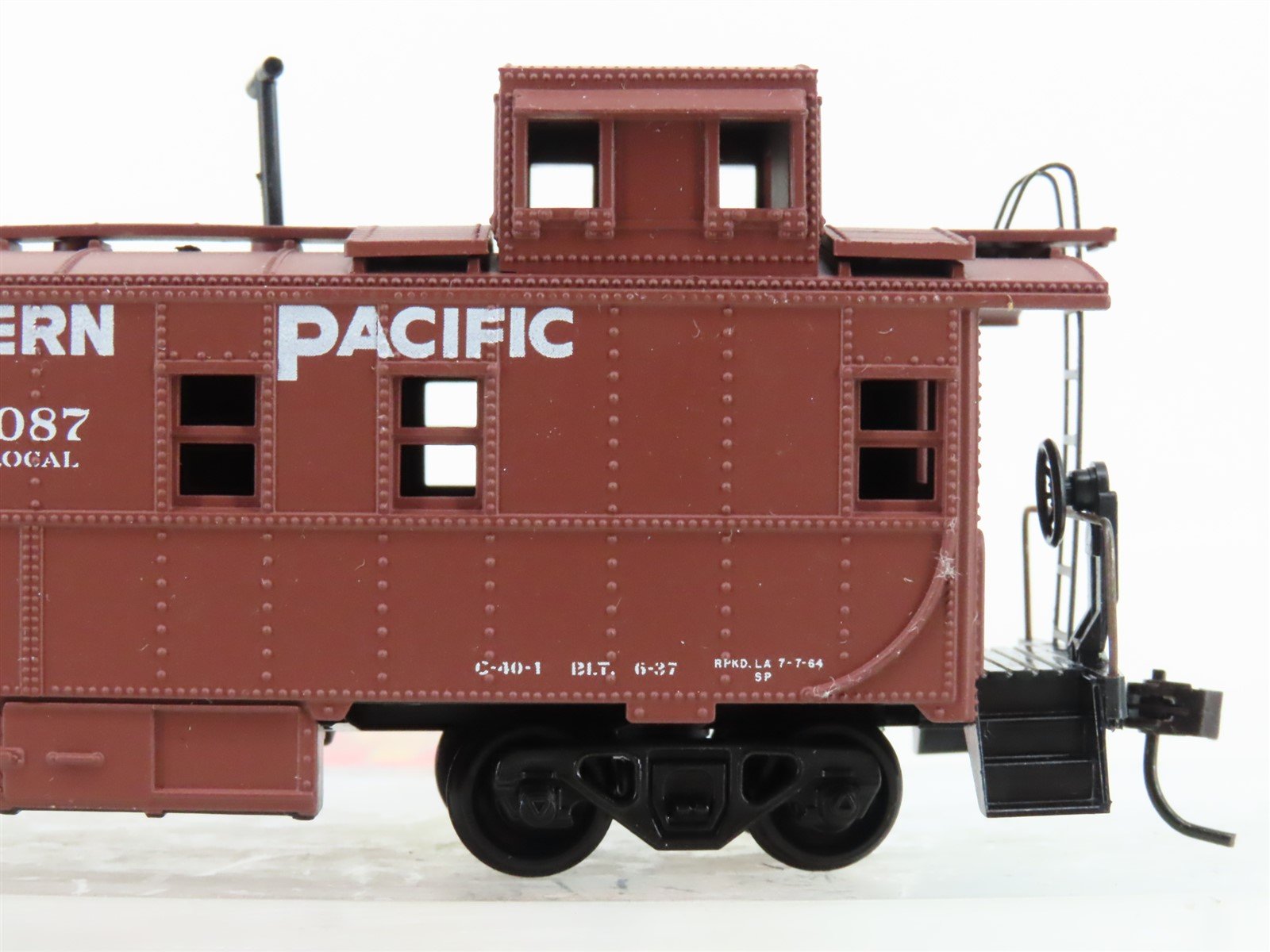 HO Scale Athearn 1251 SP Southern Pacific Offset Cupola Steel Caboose #1087