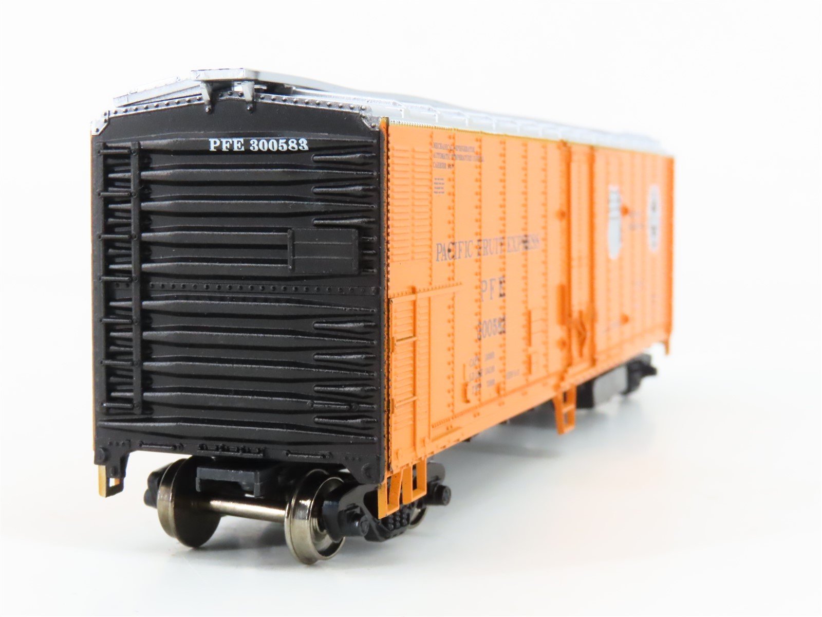 HO Scale Athearn Bev-Bel 2364-1 PFE 50' Mech Reefer #300583 - Upgraded