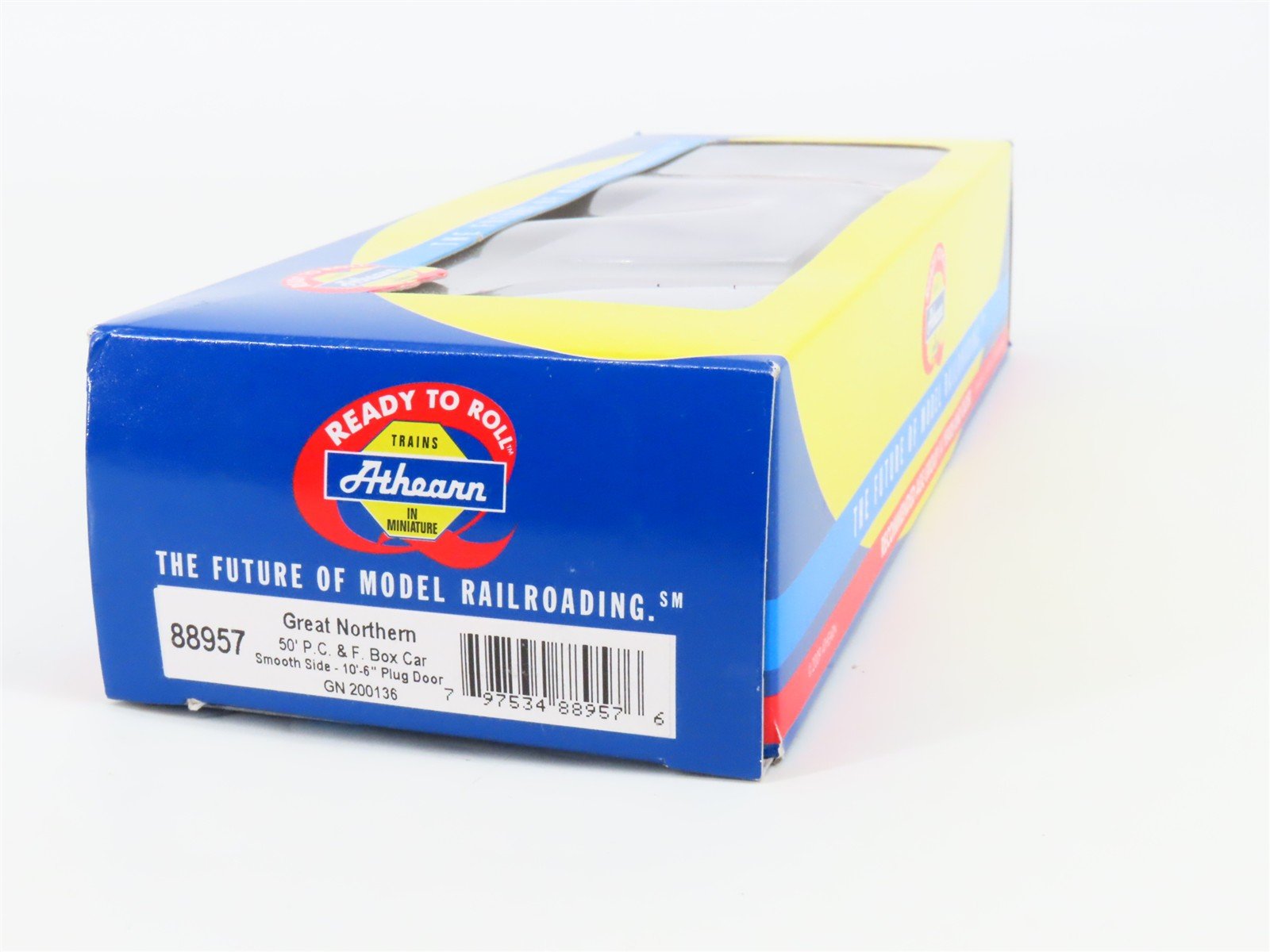 HO Scale Athearn 88957 GN Great Northern Railway 50' Plug Door Box Car #200136