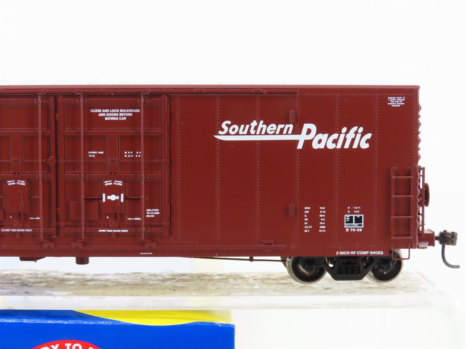 HO Scale Athearn 89174 SP Southern Pacific 50' Plug Doors Box Car #694620