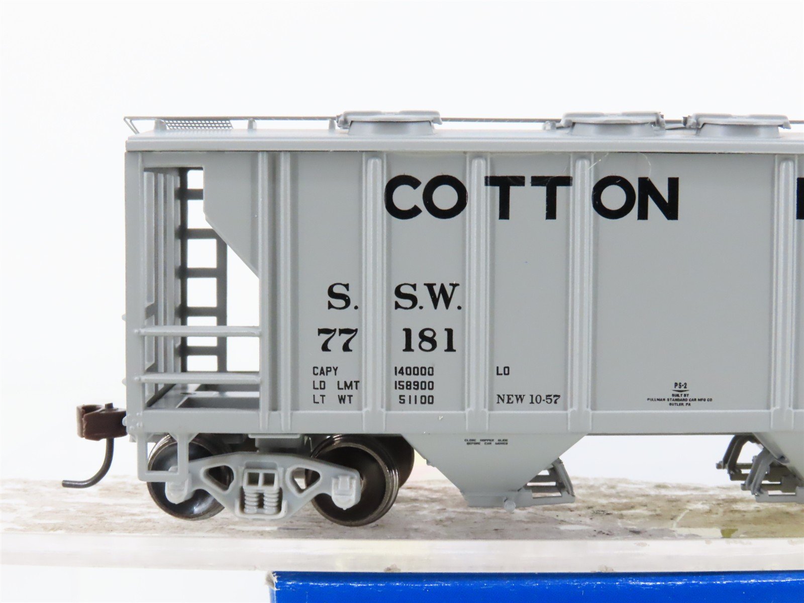 HO Scale Athearn 94362 SSW Cotton Belt Route 2-Bay Covered Hopper #77181