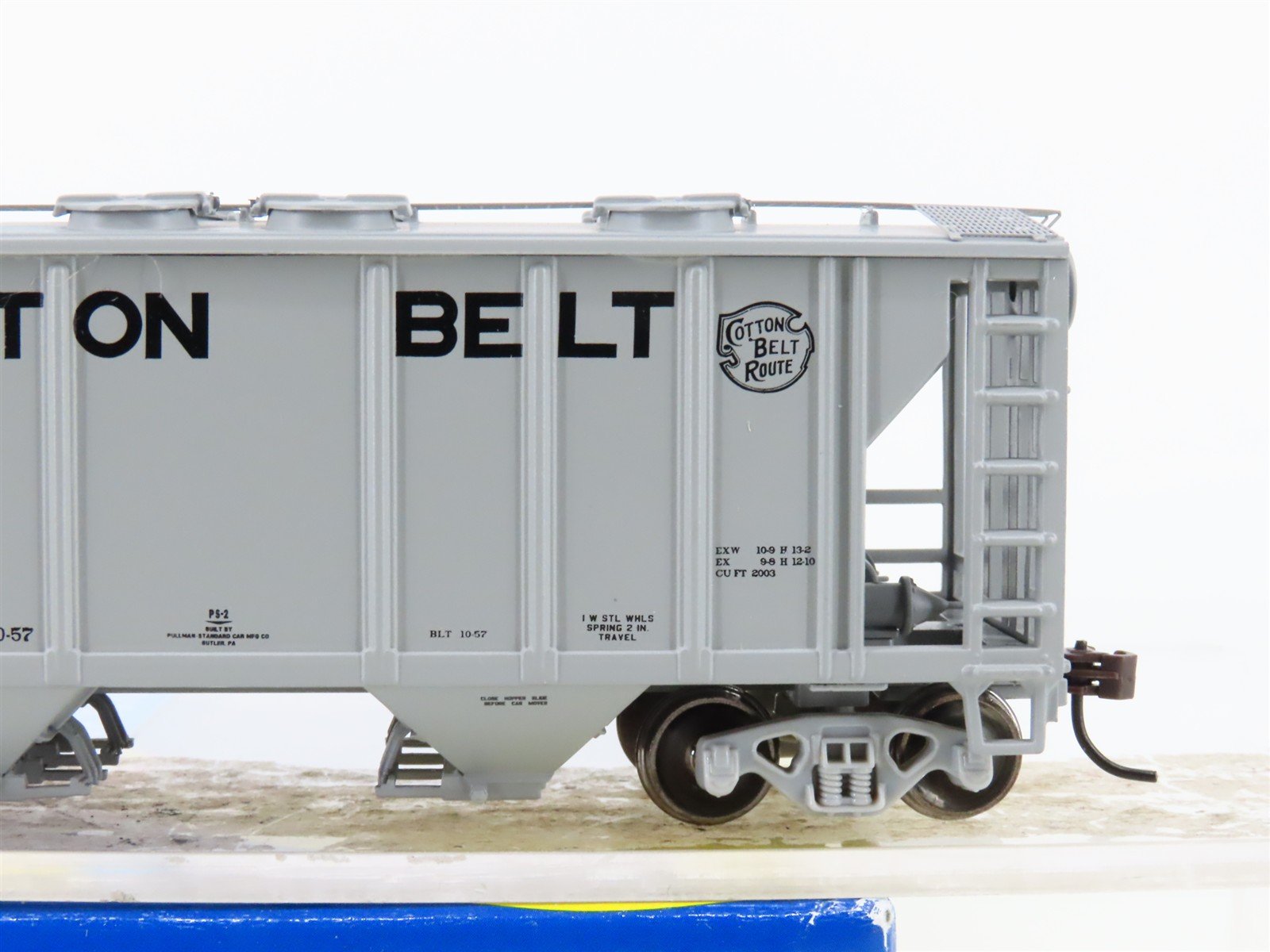 HO Scale Athearn 94362 SSW Cotton Belt Route 2-Bay Covered Hopper #77181