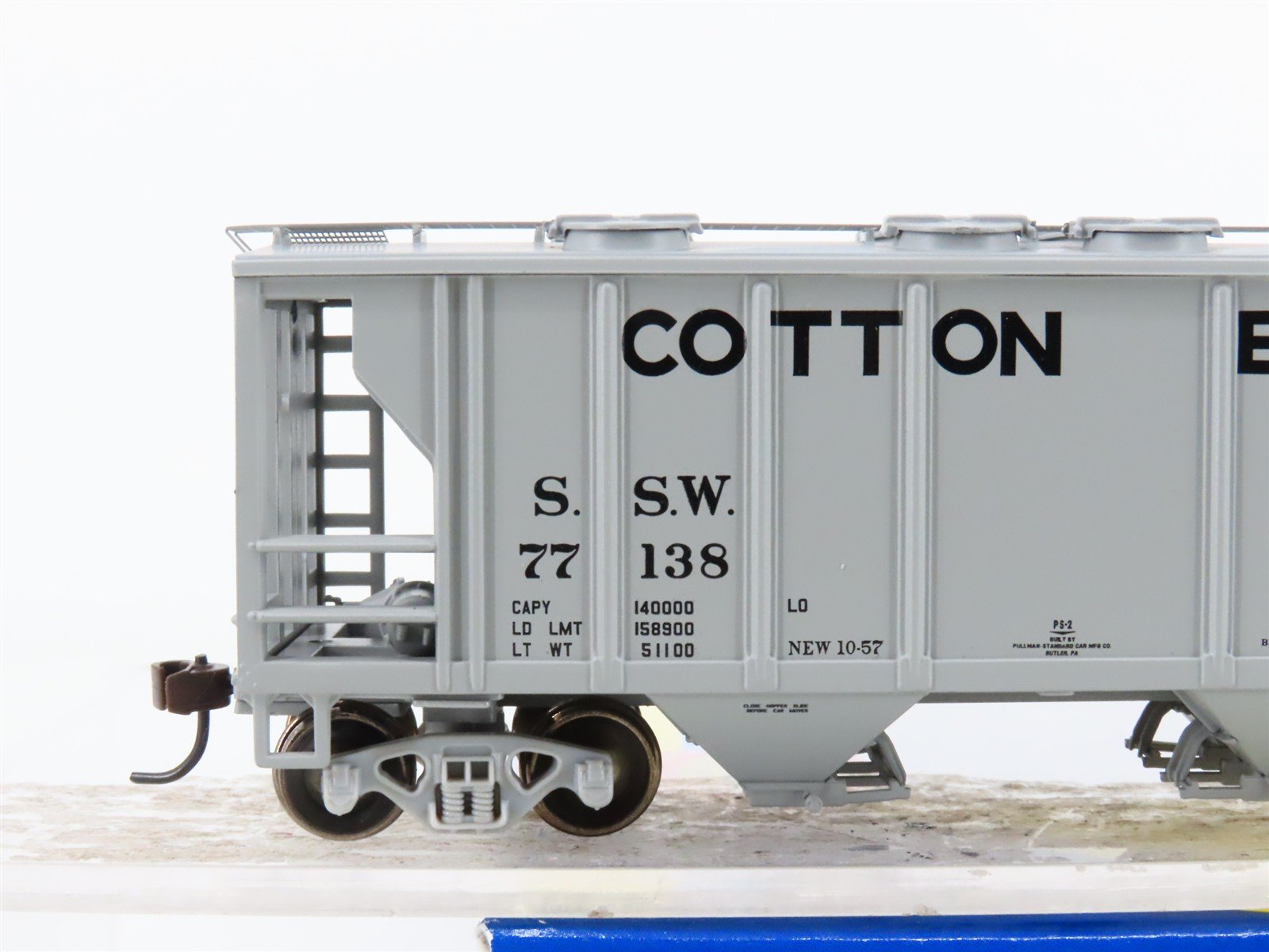 HO Scale Athearn 94361 SSW Cotton Belt Route 2-Bay Covered Hopper #77138