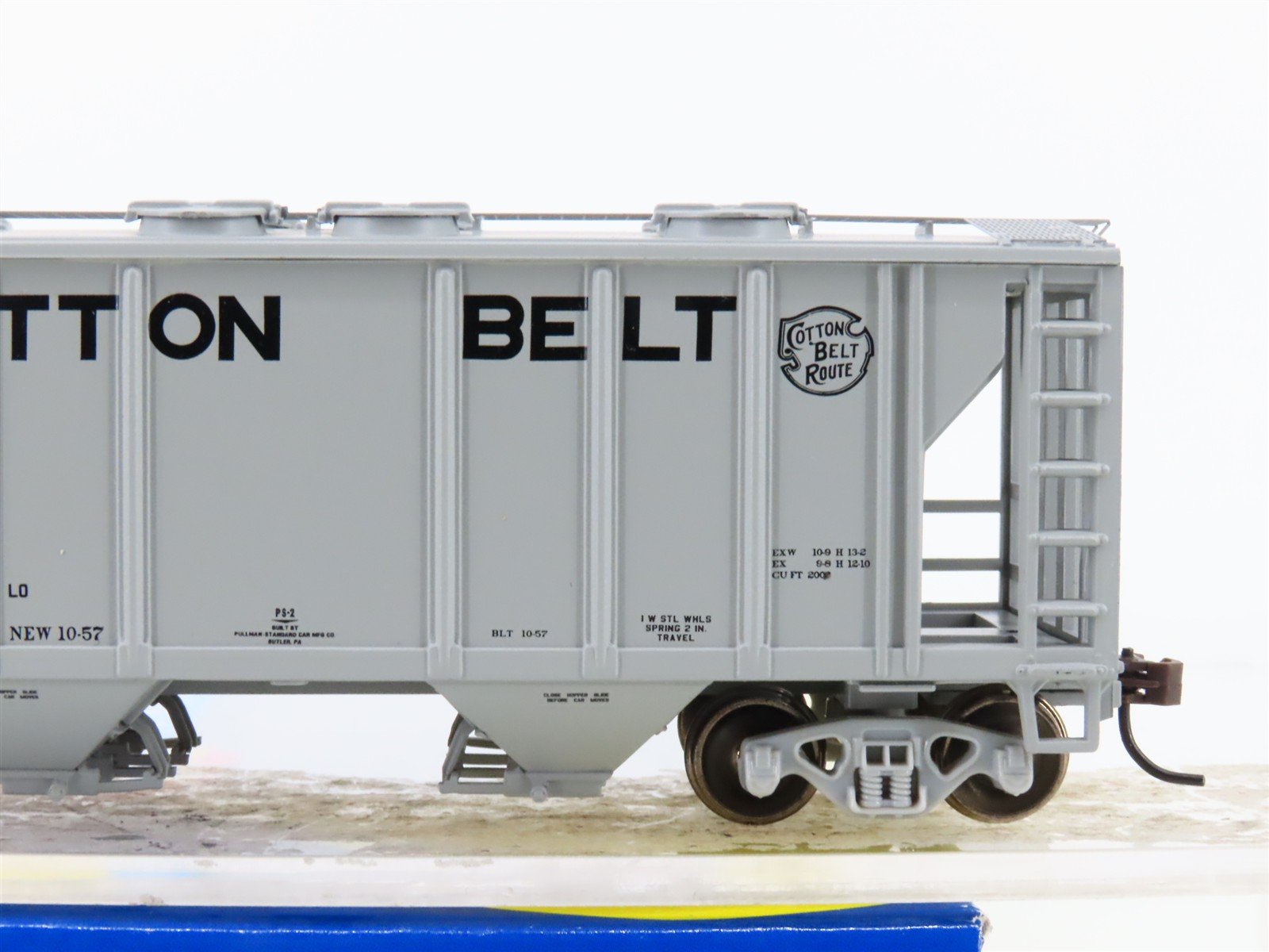 HO Scale Athearn 94361 SSW Cotton Belt Route 2-Bay Covered Hopper #77138