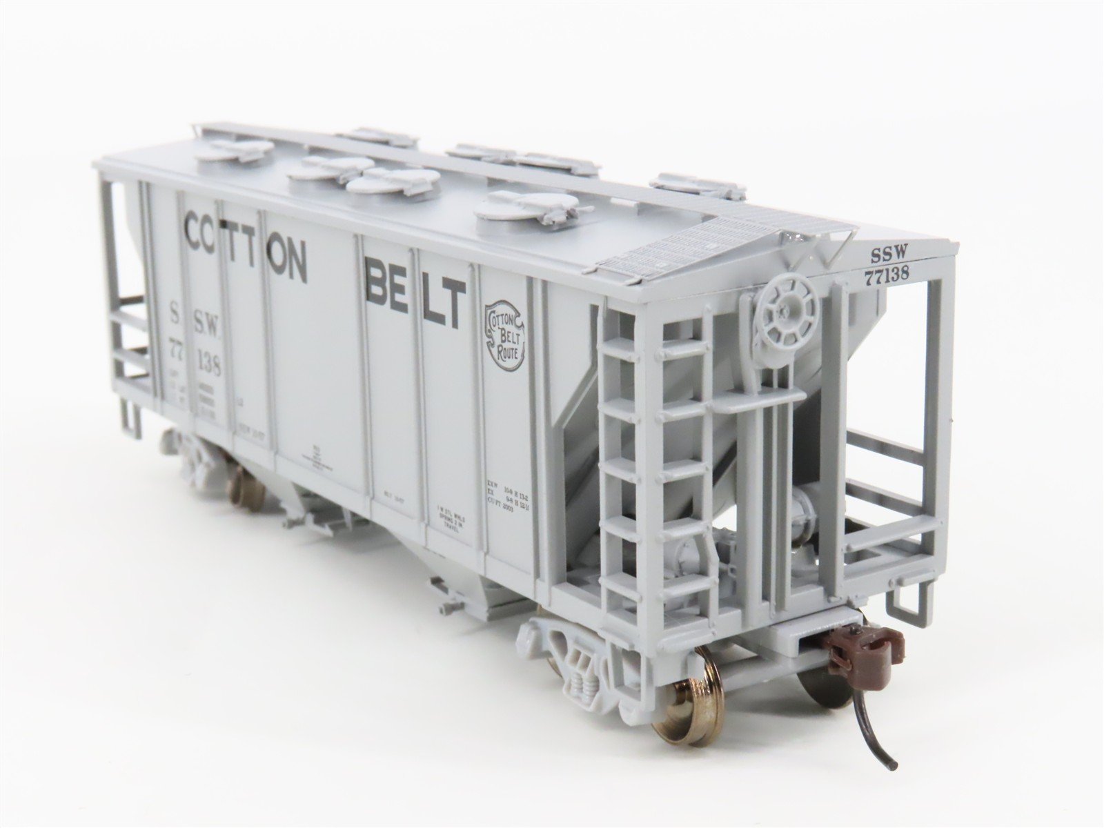 HO Scale Athearn 94361 SSW Cotton Belt Route 2-Bay Covered Hopper #77138