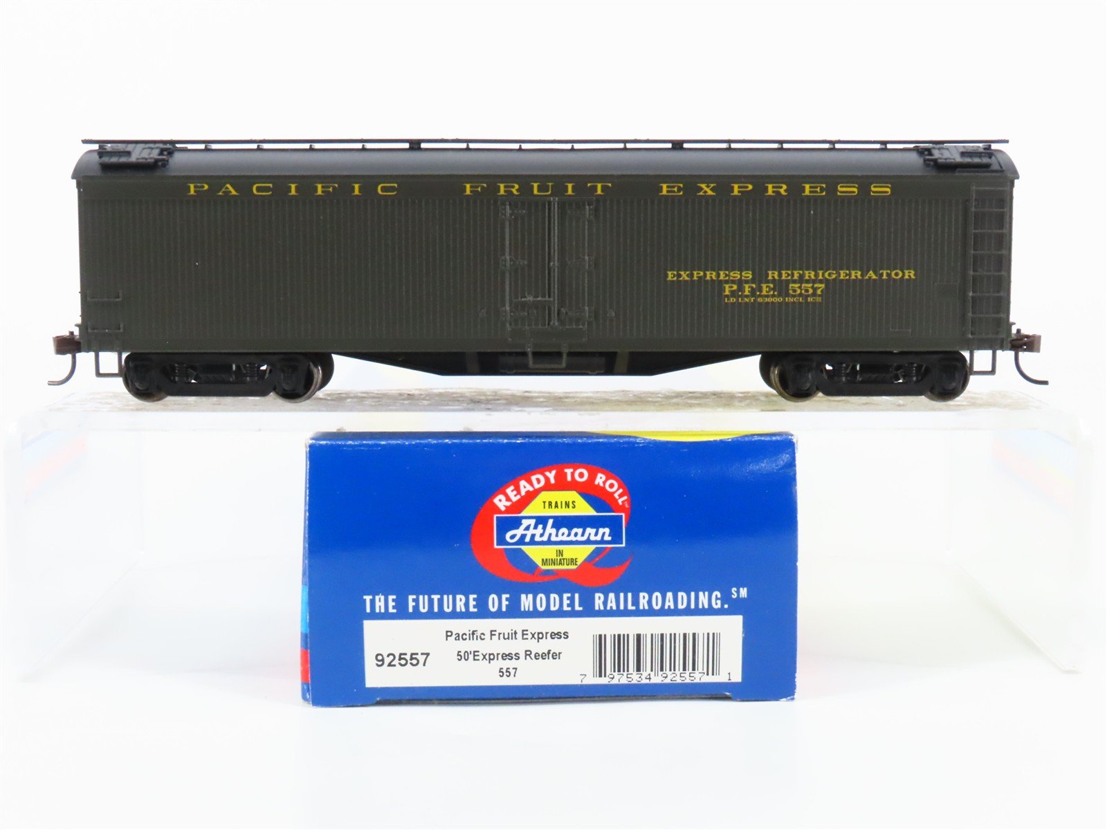 HO Scale Athearn 92557 PFE Pacific Fruit Express Railroad 50' Reefer #557