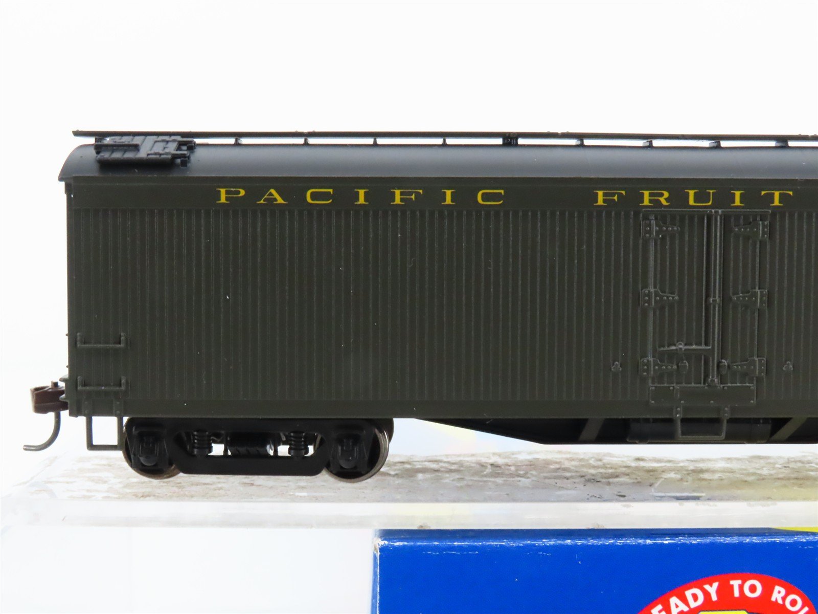 HO Scale Athearn 92557 PFE Pacific Fruit Express Railroad 50' Reefer #557