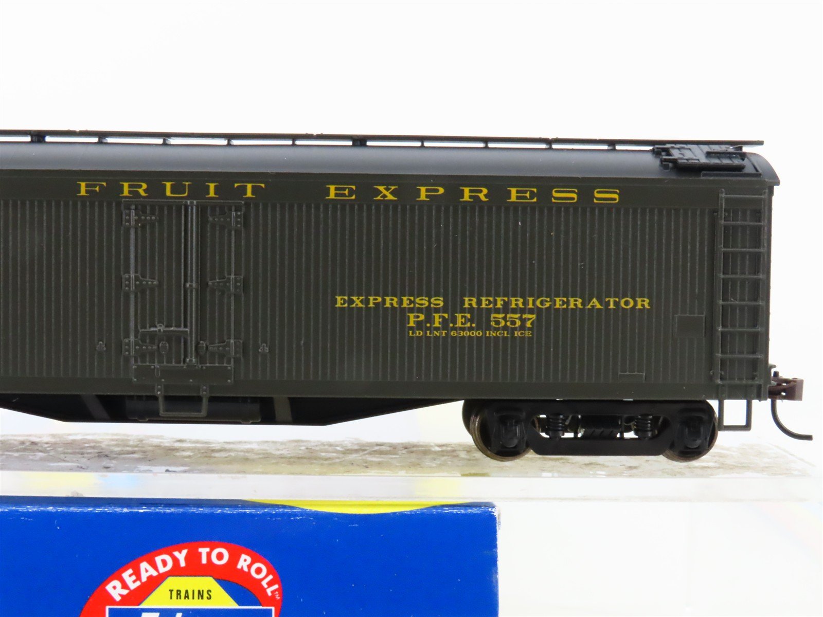 HO Scale Athearn 92557 PFE Pacific Fruit Express Railroad 50' Reefer #557