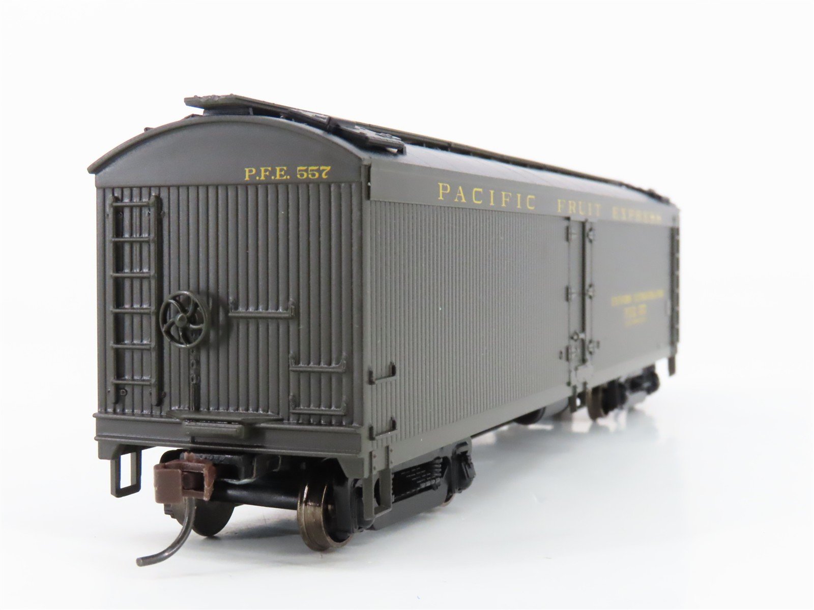 HO Scale Athearn 92557 PFE Pacific Fruit Express Railroad 50' Reefer #557