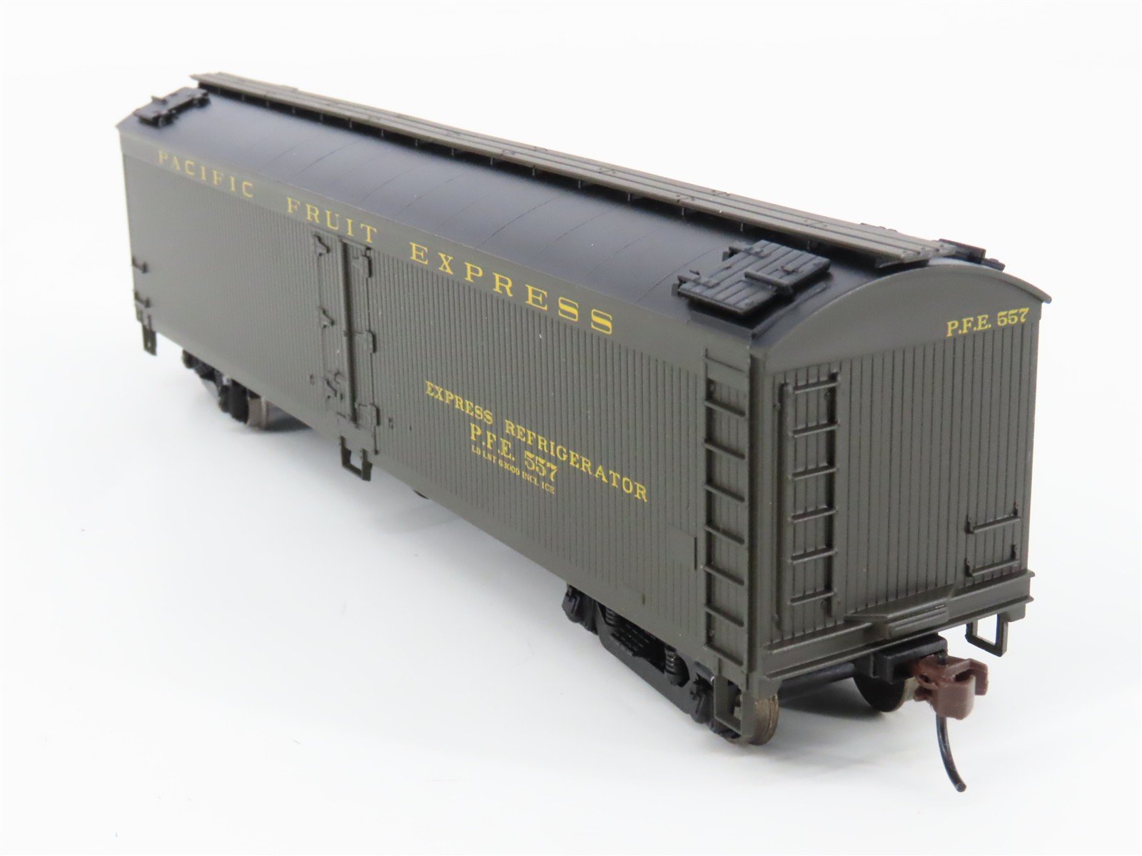 HO Scale Athearn 92557 PFE Pacific Fruit Express Railroad 50' Reefer #557