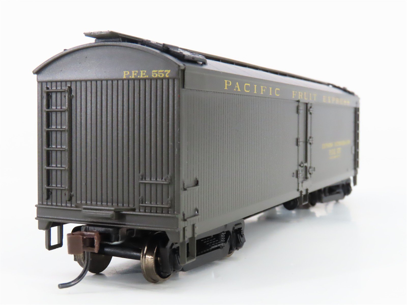 HO Scale Athearn 92557 PFE Pacific Fruit Express Railroad 50' Reefer #557
