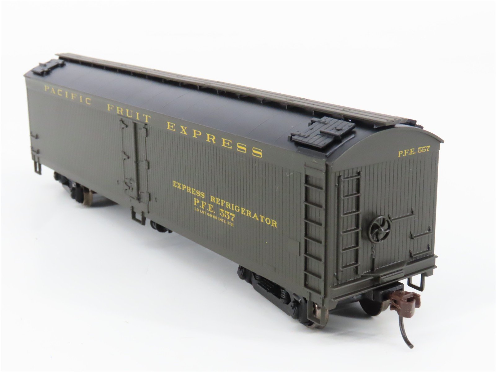 HO Scale Athearn 92557 PFE Pacific Fruit Express Railroad 50' Reefer #557