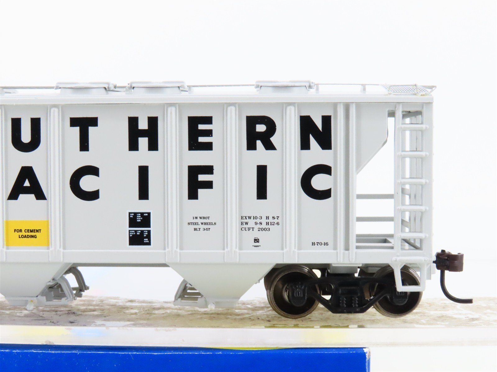 HO Scale Athearn 94410 SP Southern Pacific Railroad 2-Bay Covered Hopper #401226