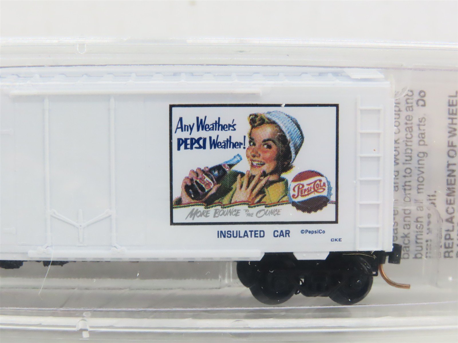N Scale Micro-Trains MTL 21270 PC Pepsi-Cola 40' Plug Door Box Car #122000