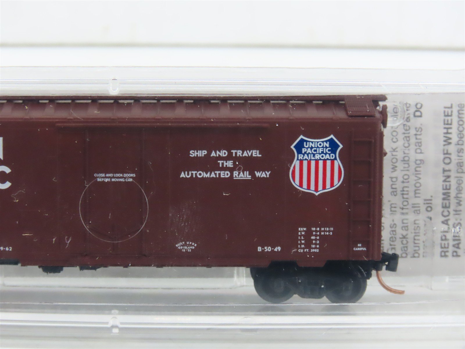 N Scale Micro-Trains MTL 21140 UP Union Pacific Ship & Travel 40' Boxcar #113397