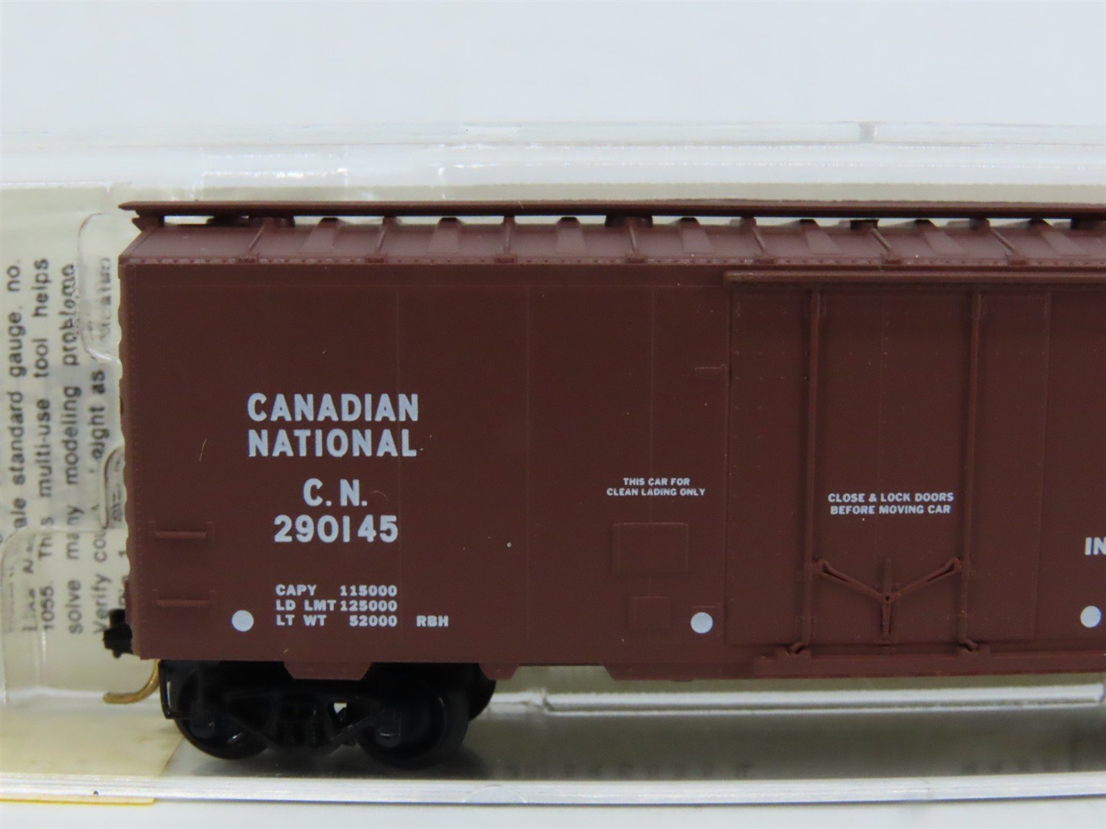 N Micro-Trains MTL 21120 CN Canadian National Maple Leaf 40' Box Car #290145