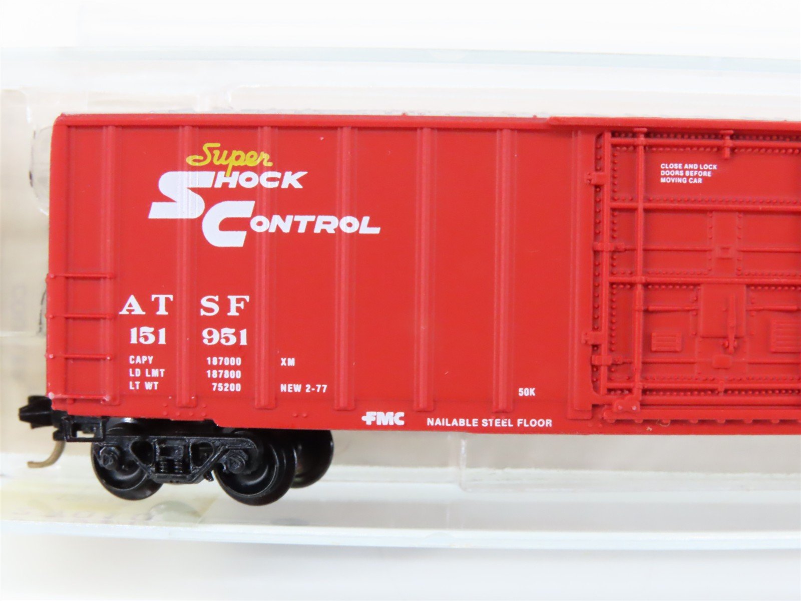 N Kadee Micro-Trains MTL 27010 ATSF Santa Fe Shock Control 50' Box Car #151951