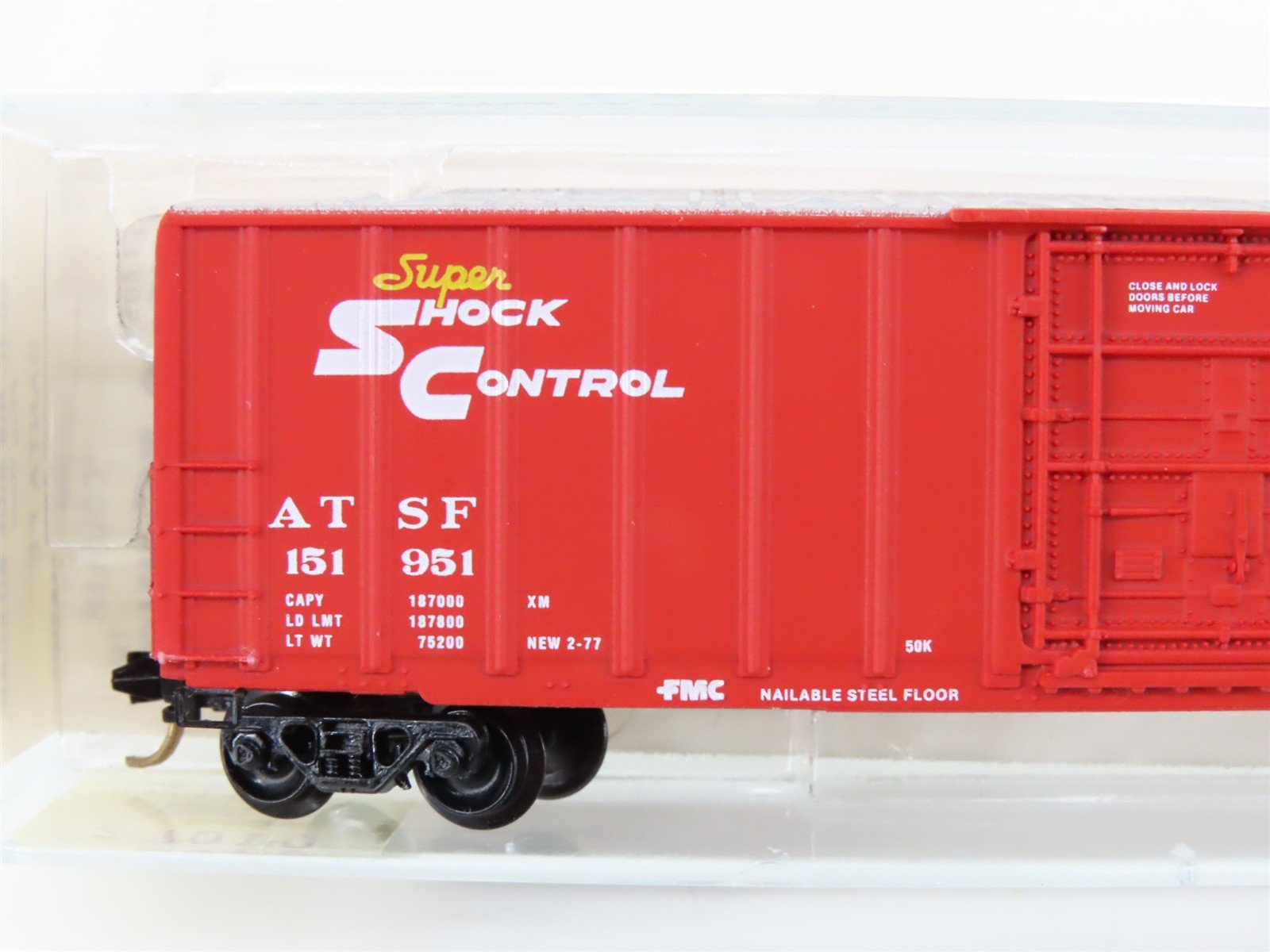 N Kadee Micro-Trains MTL 27010 ATSF Santa Fe Shock Control 50' Box Car #151951