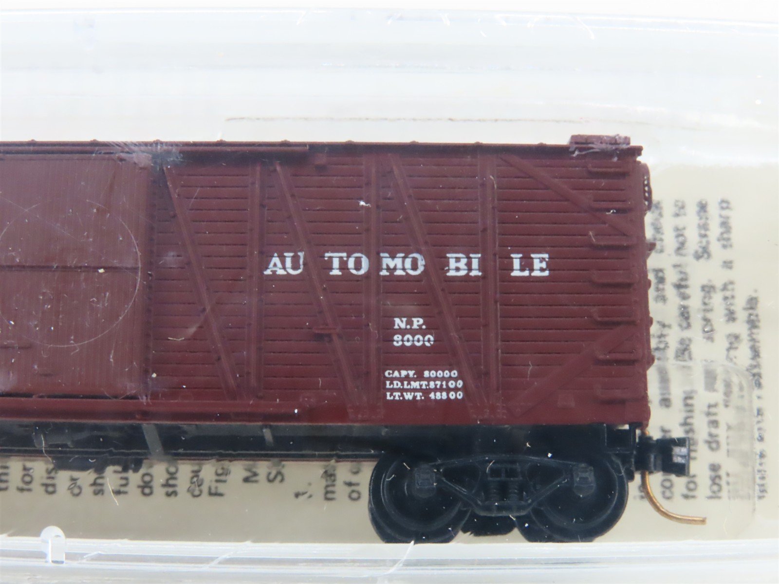N Scale Kadee Micro-Trains MTL 29030 NP Northern Pacific 40' Box Car #8000