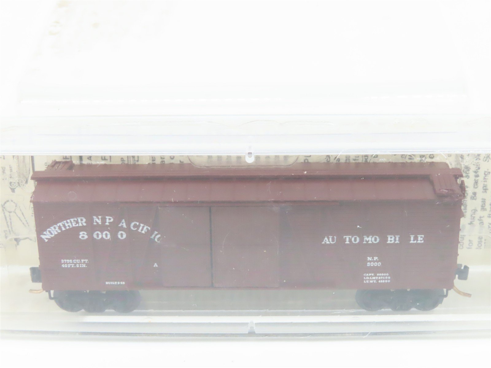 N Scale Kadee Micro-Trains MTL 29030 NP Northern Pacific 40' Box Car #8000