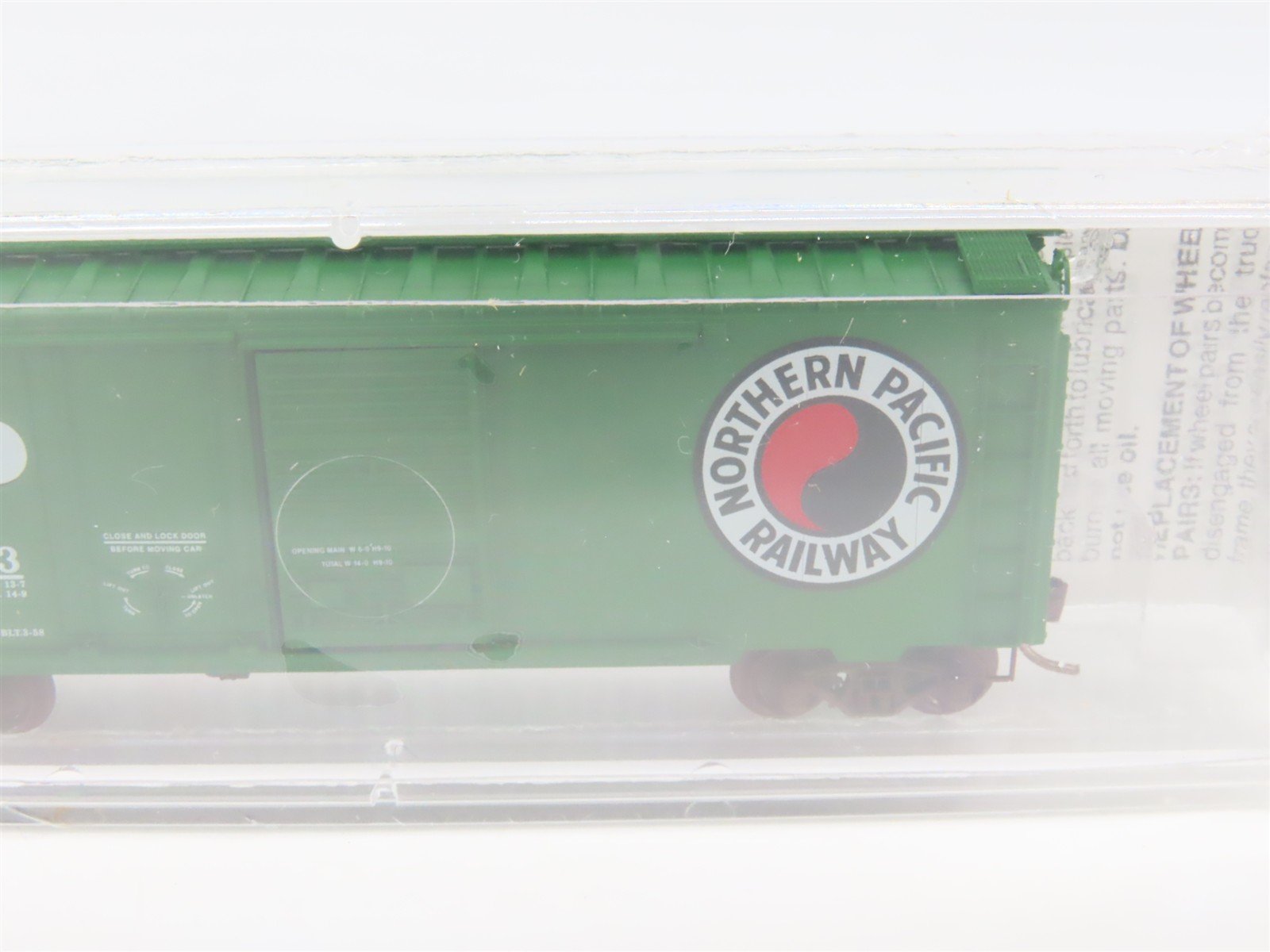 N Scale Micro-Trains MTL 22090 NP Northern Pacific 40' Box Car #8133