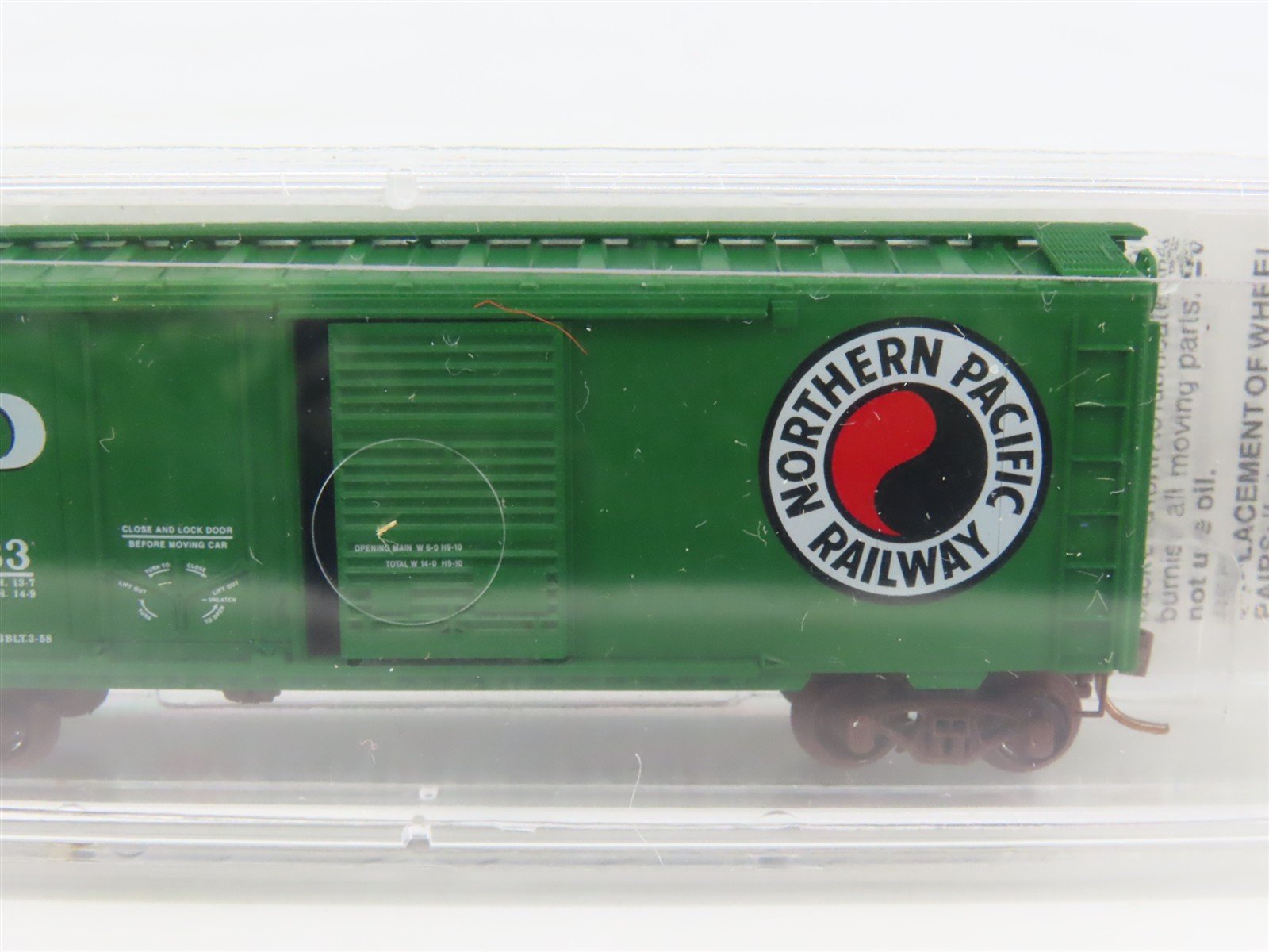 N Scale Micro-Trains MTL 22090 NP Northern Pacific 40' Box Car #8133