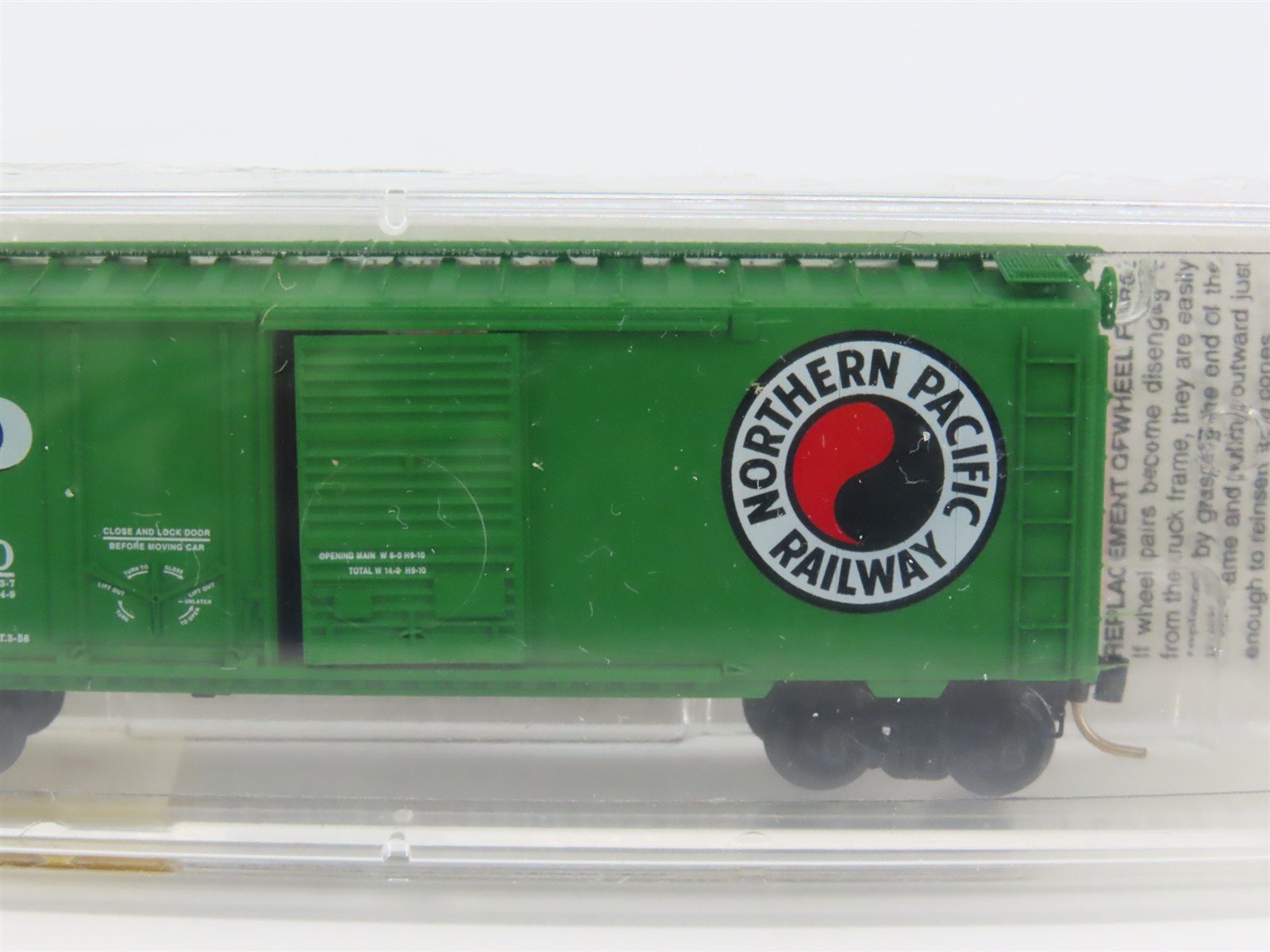 N Scale Micro-Trains MTL 22090 NP Northern Pacific 40' Box Car #8130