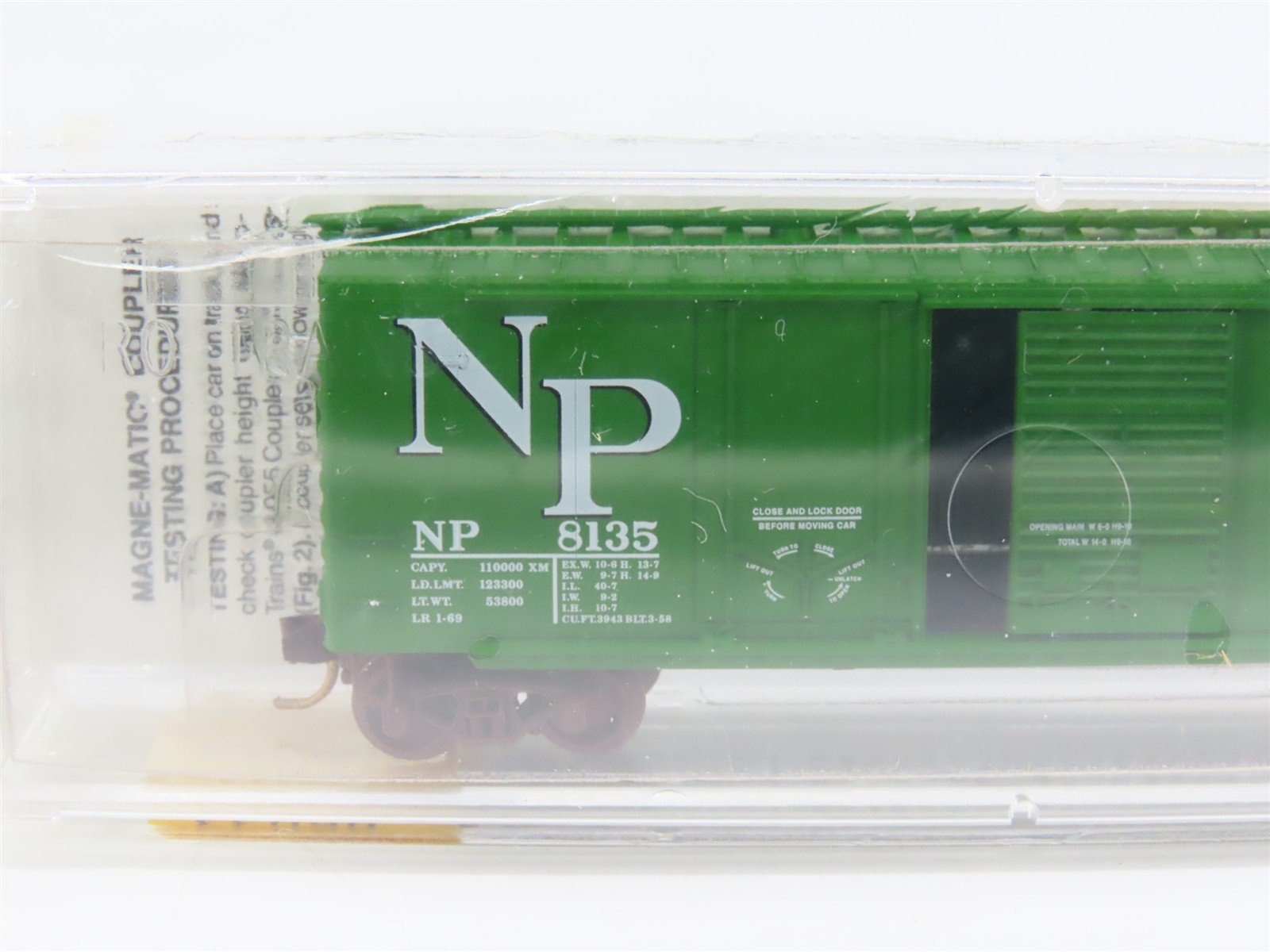 N Scale Micro-Trains MTL 22090 NP Northern Pacific 40' Box Car #8135