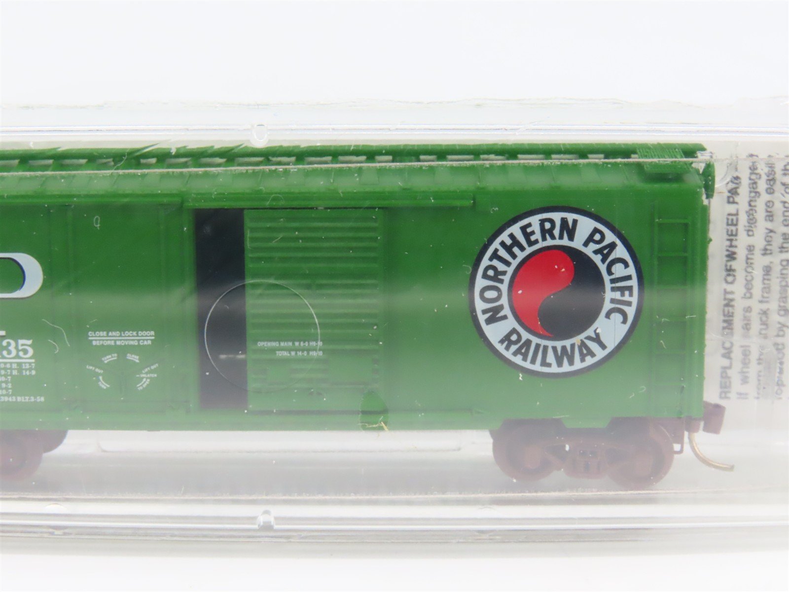 N Scale Micro-Trains MTL 22090 NP Northern Pacific 40' Box Car #8135