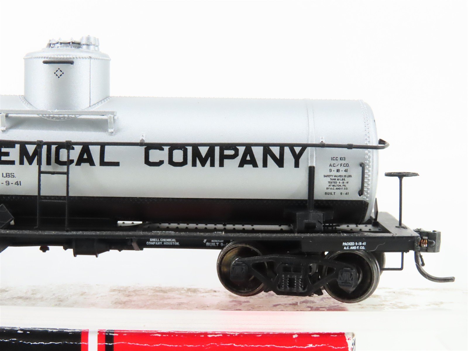 HO Scale Intermountain 46302-26 SCMX Shell Co 8k Gal Single Dome Tankcar #907