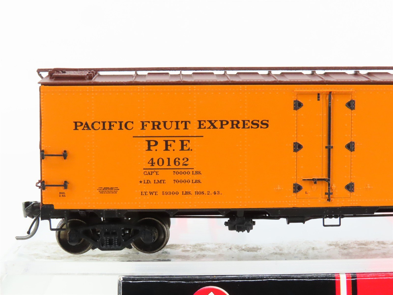 HO Intermountain 46709P-02 PFE Southern Pacific R-40-10 Refrigerator Car #40162