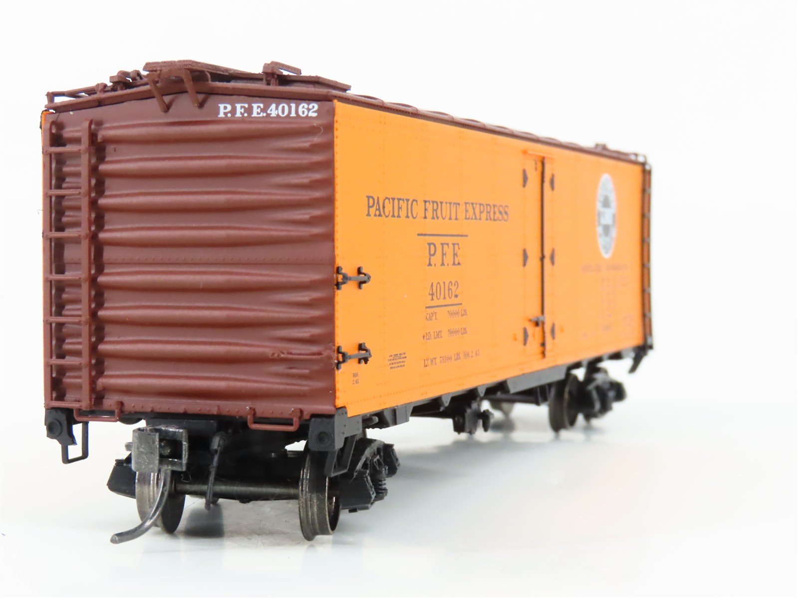 HO Intermountain 46709P-02 PFE Southern Pacific R-40-10 Refrigerator Car #40162