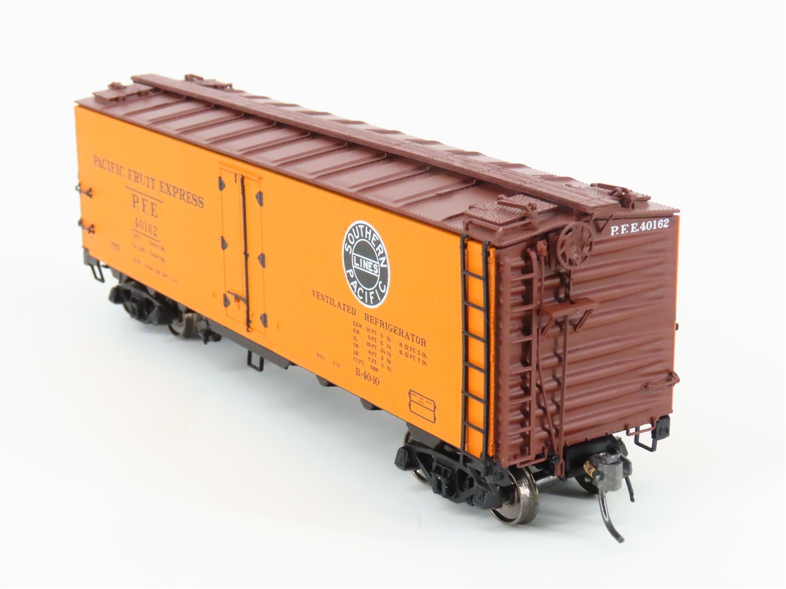 HO Intermountain 46709P-02 PFE Southern Pacific R-40-10 Refrigerator Car #40162