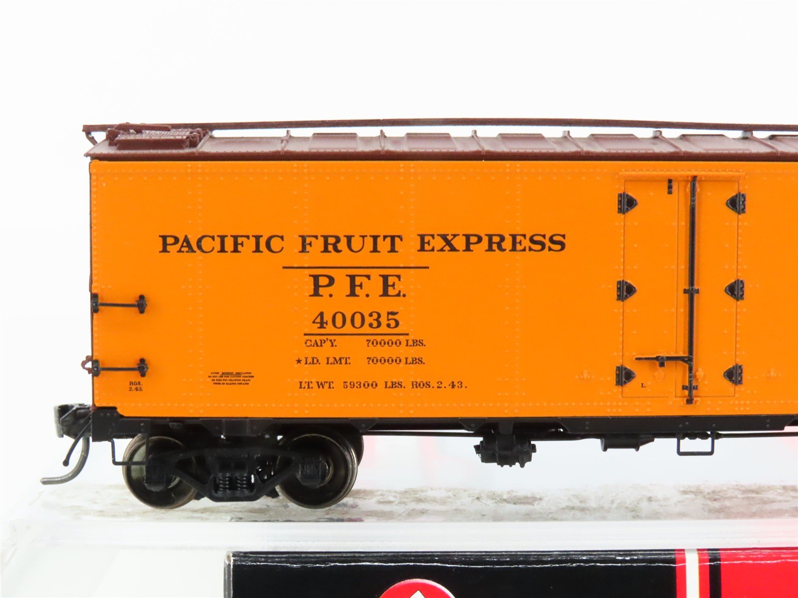 HO Intermountain 46709P-01 PFE Southern Pacific R-40-10 Refrigerator Car #40035