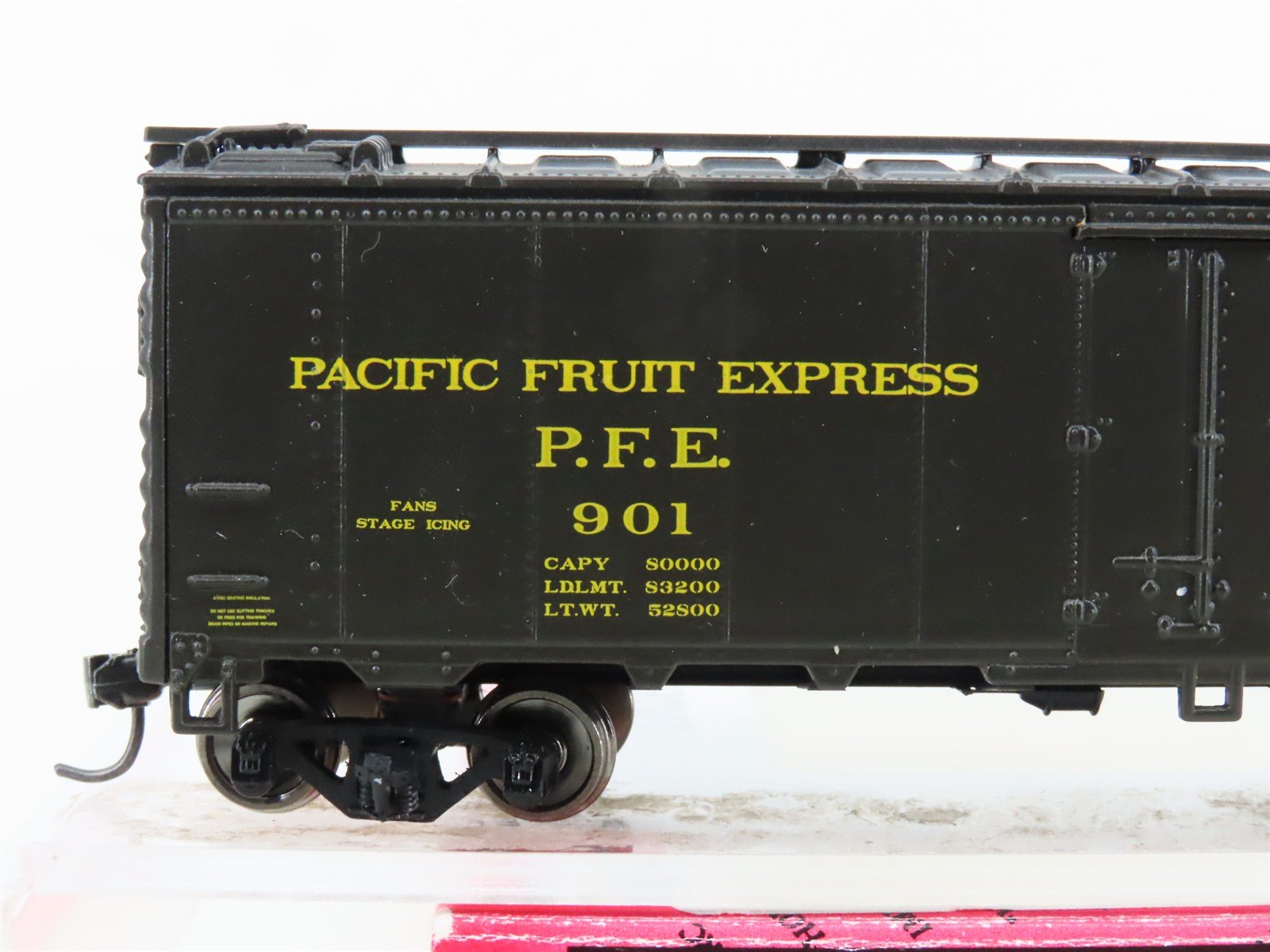 HO Intermountain 500-46712P-D PFE Pacific Fruit Express Refrigerator Car #901