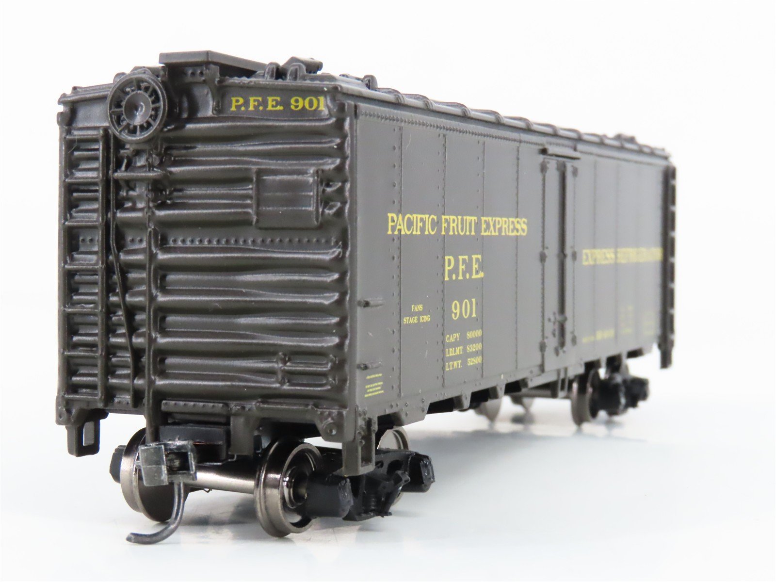 HO Intermountain 500-46712P-D PFE Pacific Fruit Express Refrigerator Car #901