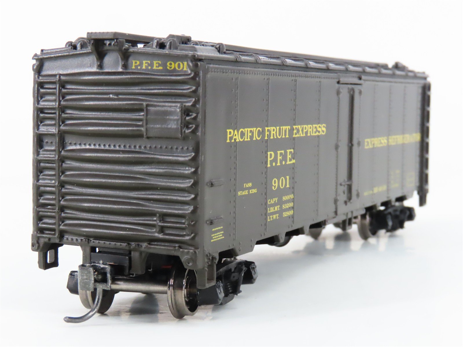 HO Intermountain 500-46712P-D PFE Pacific Fruit Express Refrigerator Car #901