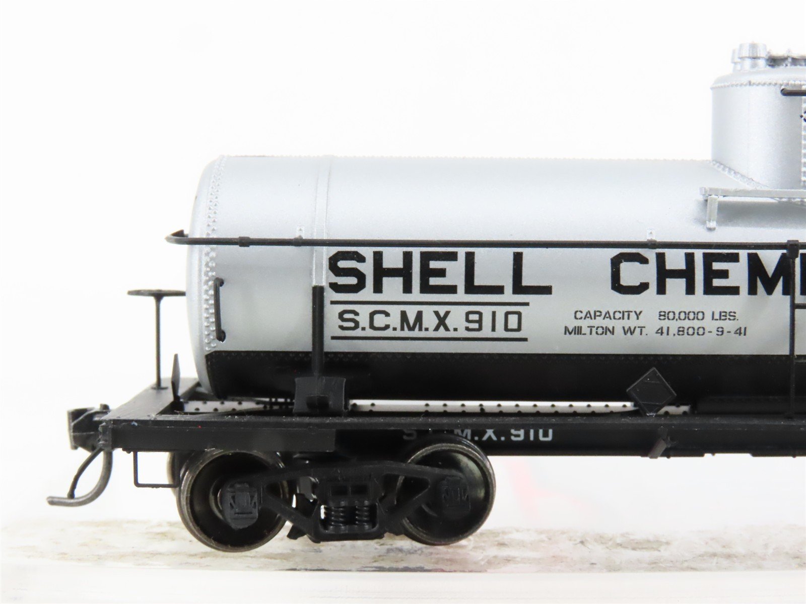 HO Scale Intermountain 46302-27 SCMX Shell Chemical Single Dome Tankcar #910