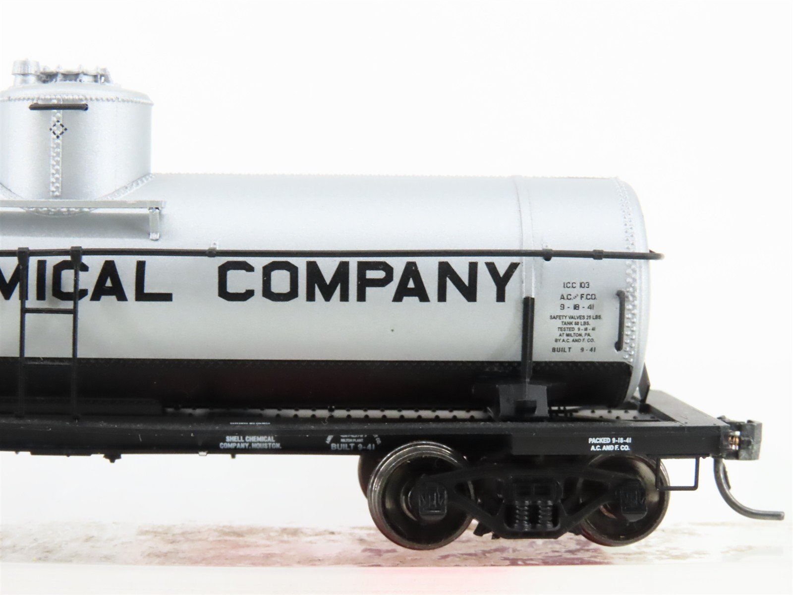HO Scale Intermountain 46302-27 SCMX Shell Chemical Single Dome Tankcar #910