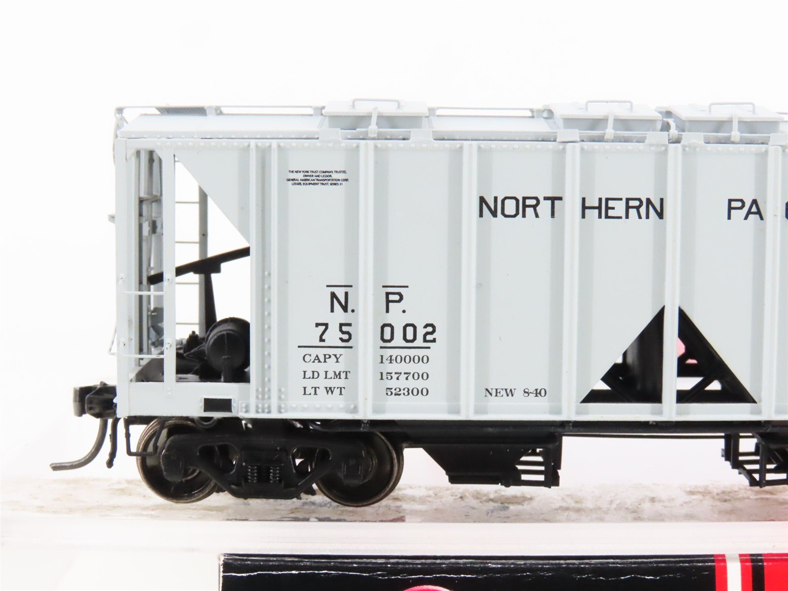 HO Scale Intermountain 48635-07 NP Northern Pacific 2-Bay Covered Hopper #75002