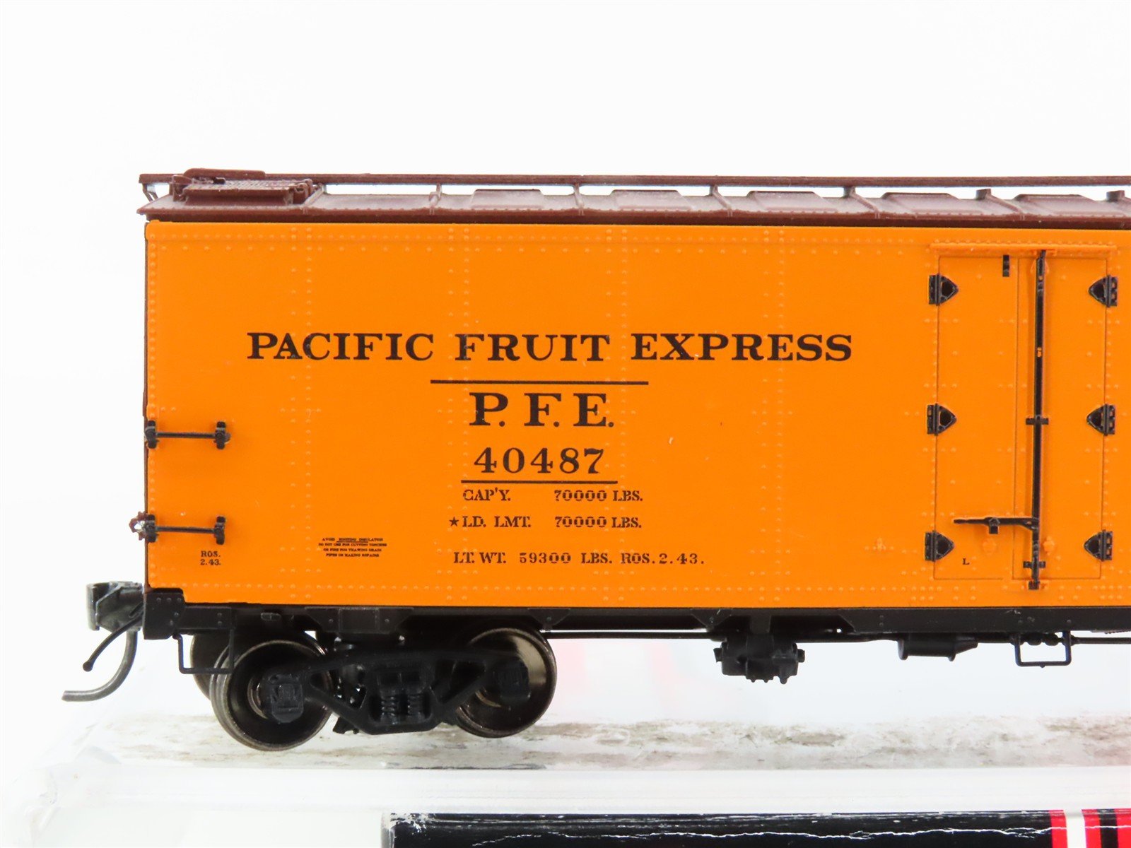 HO Scale Intermountain 46709P-04 PFE Southern Pacific R-40-10 Reefer Car #40487