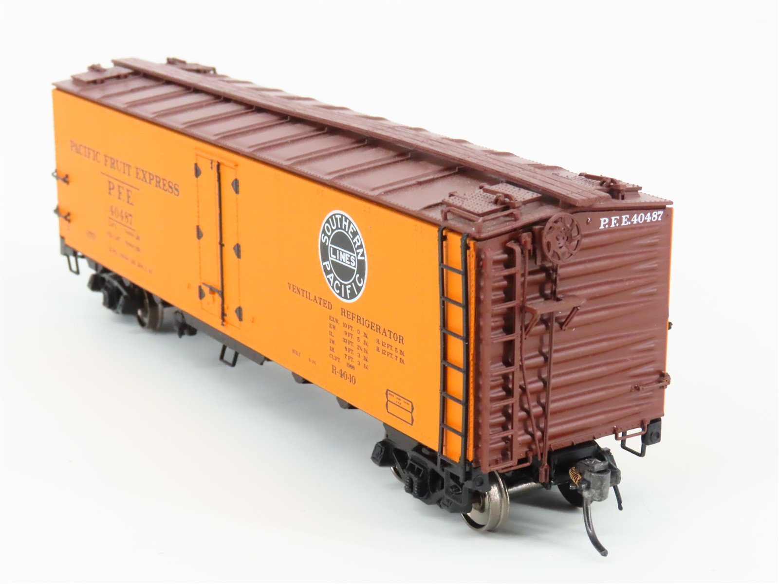 HO Scale Intermountain 46709P-04 PFE Southern Pacific R-40-10 Reefer Car #40487