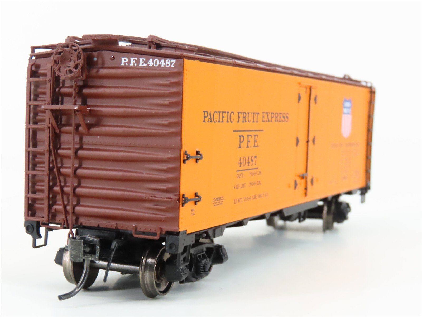 HO Scale Intermountain 46709P-04 PFE Southern Pacific R-40-10 Reefer Car #40487