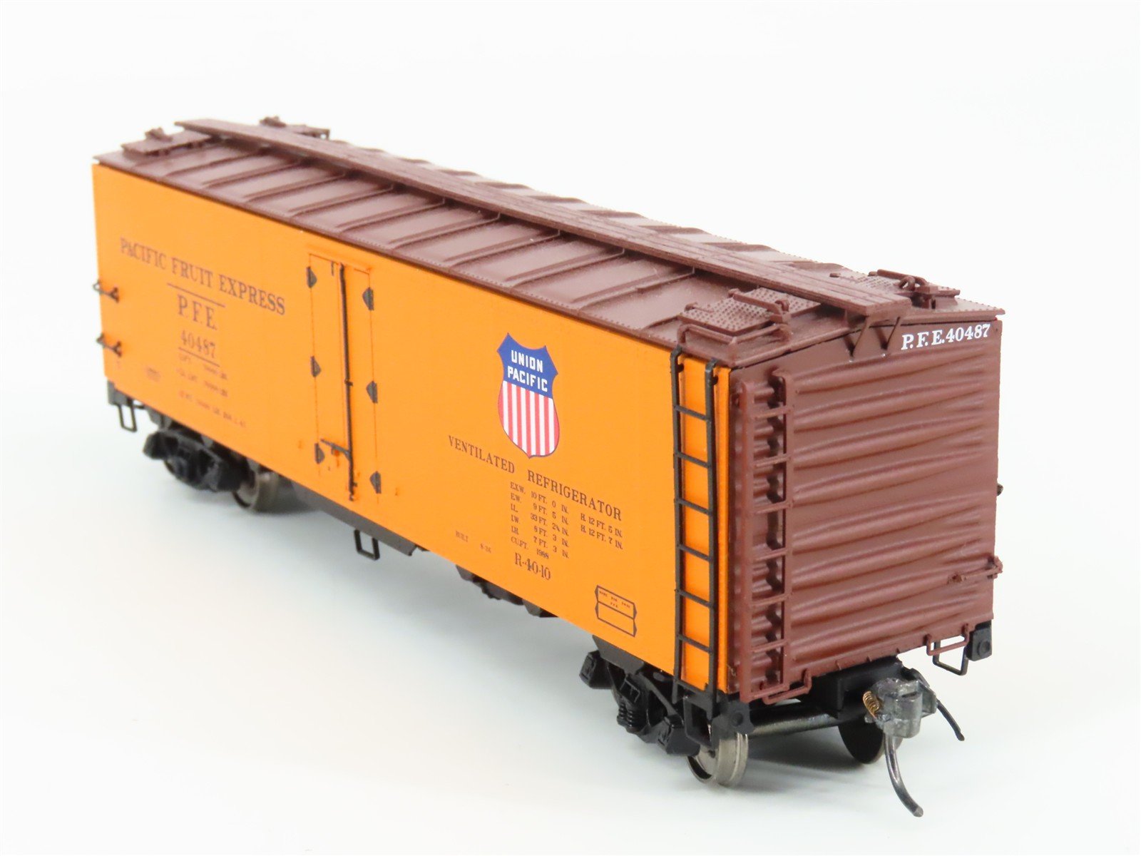 HO Scale Intermountain 46709P-04 PFE Southern Pacific R-40-10 Reefer Car #40487