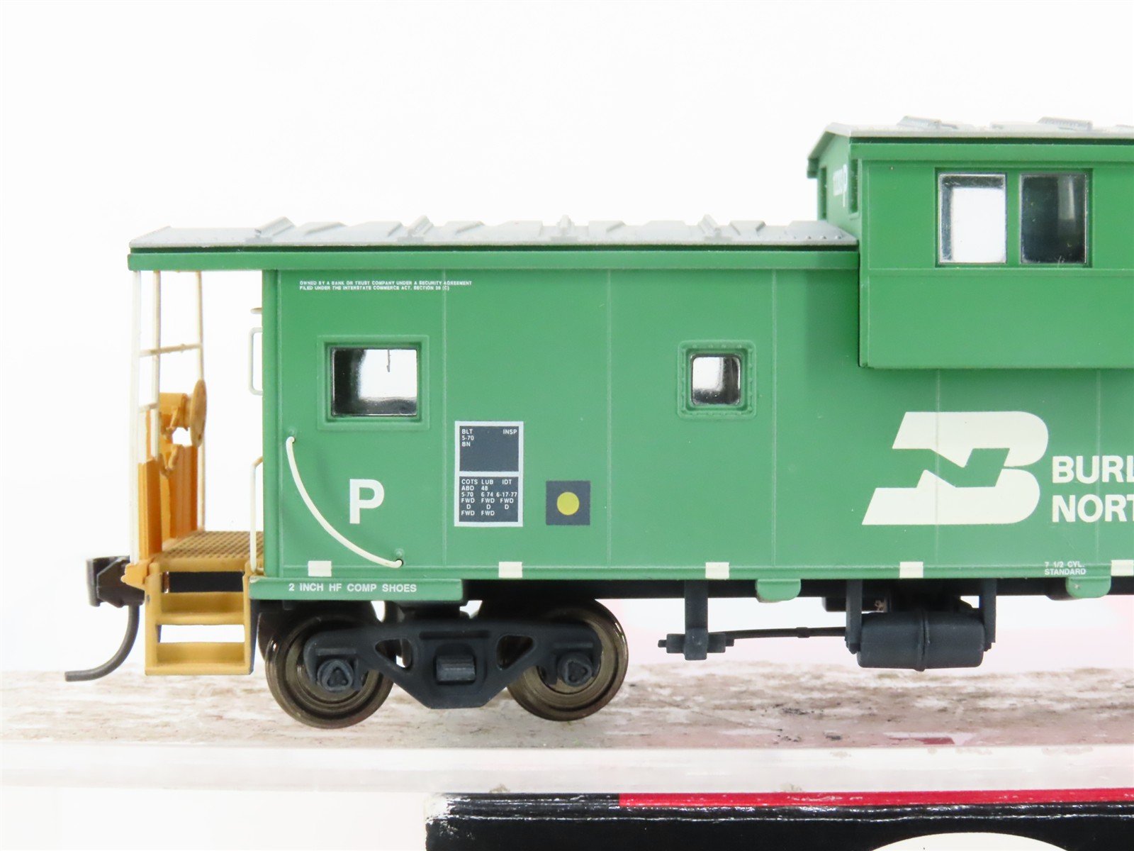 HO Atlas 1901-2 BN Burlington Northern Wide Vision Caboose #12203 Weathered